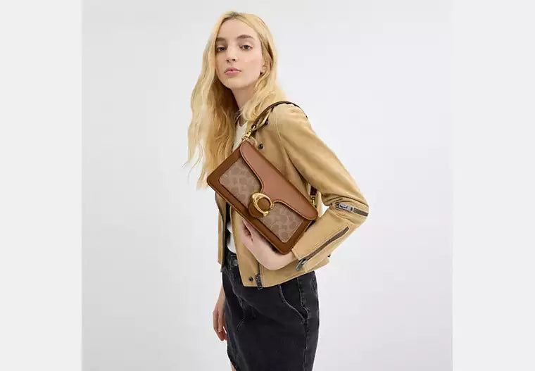 Coach Tabby 26 En Lona De Firma Color Caramelo