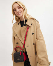 Coach con asa superior Lysa Con Detalles Rojos