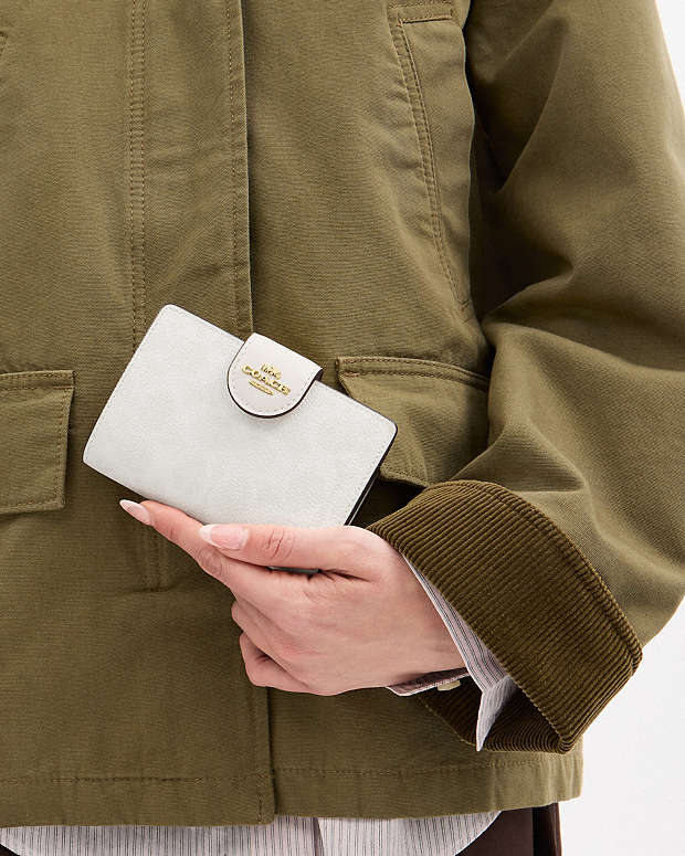 Coach Mila Small Flap Wallet – Signature Canvas – Blanca