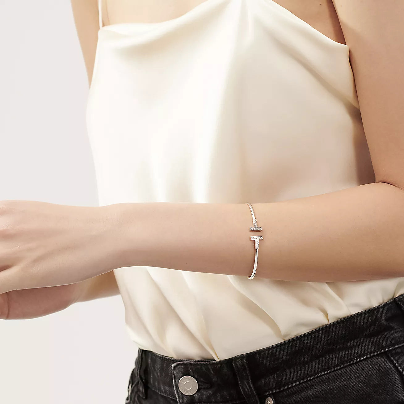 Pulsera Tiffany T Wire Plateada Con Zirconias
