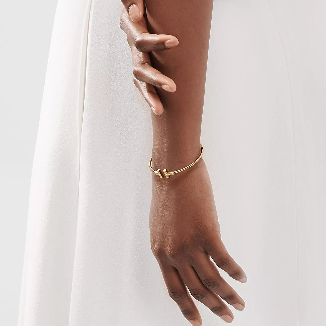 Pulsera Tiffany T Wire Dorada Con Zirconias